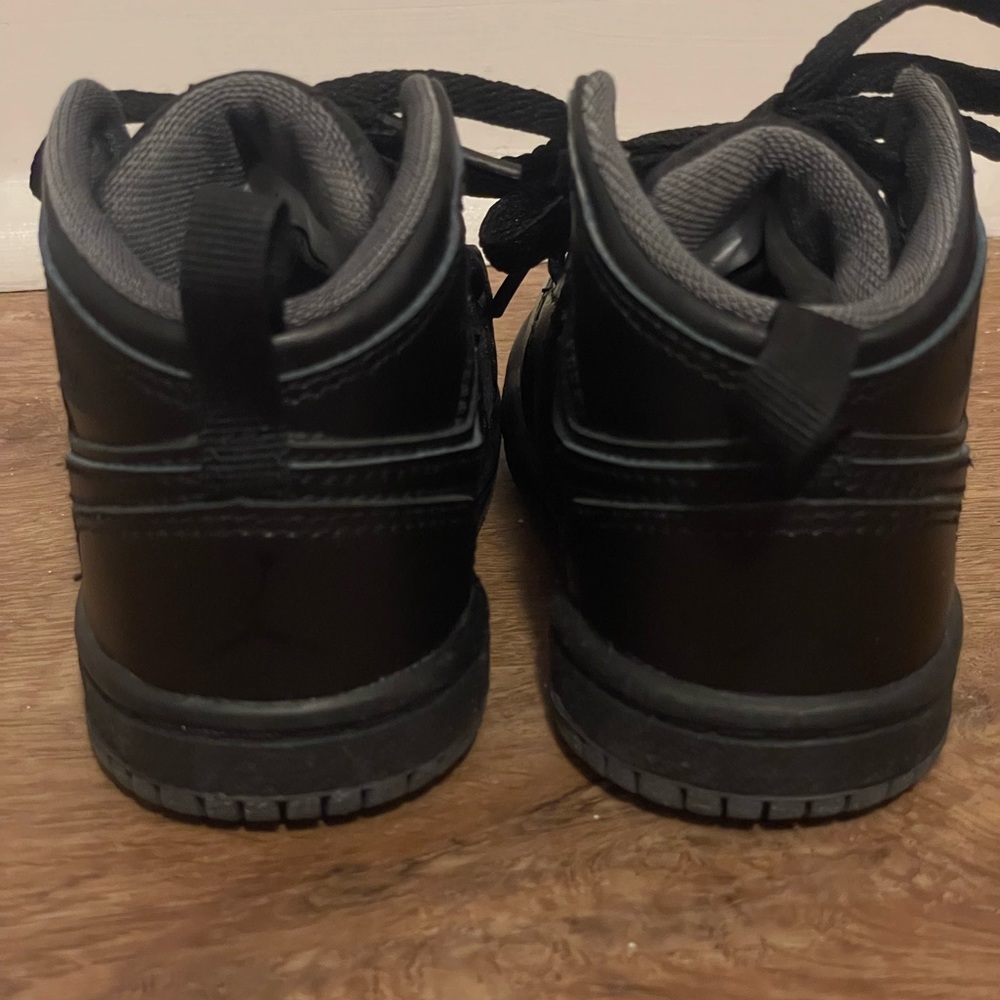Nike ‘Black out’ Jordan 1 SE size 5C - Picture 4 of 9